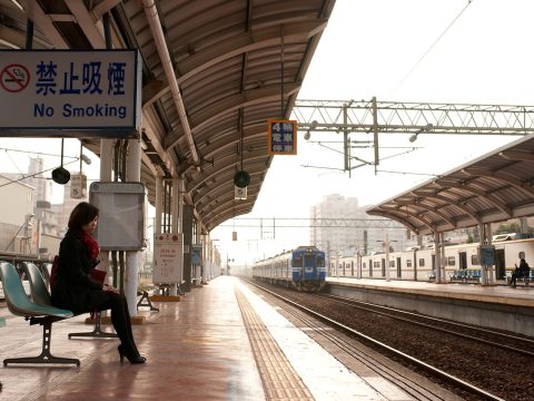 藤浦惠资源获取渠道示意图，展示正版平台与合规访问路径，砖红色几何装饰背景